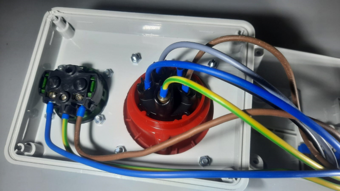 Doza aplicata precablata echipata cu 1 priza 5 poli 3P+N+E 16A 400V si 1 priza schuko 16A 230V IP44 150x110mm [13]