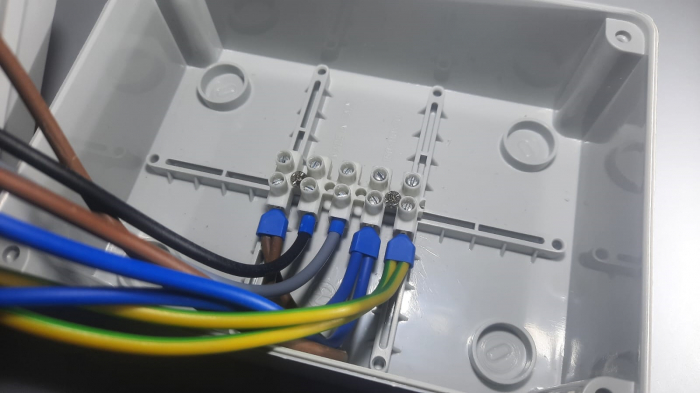 Doza aplicata precablata echipata cu 1 priza 5 poli 3P+N+E 16A 400V si 1 priza schuko 16A 230V IP44 150x110mm [12]