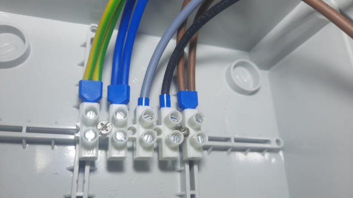 Doza aplicata precablata echipata cu 1 priza 5 poli 3P+N+E 16A 400V si 1 priza schuko 16A 230V IP44 150x110mm [11]