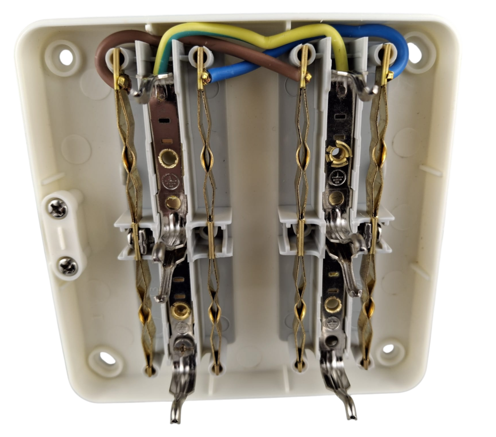 Priza 4 posturi alba aplicata 16A cu CP si protectie copii IP20 107x107mm [7]