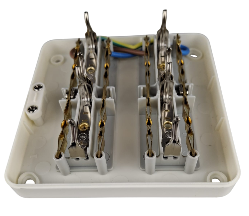 Priza 4 posturi alba aplicata 16A cu CP si protectie copii IP20 107x107mm [8]