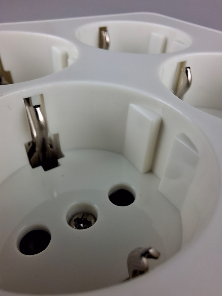 Priza 4 posturi alba aplicata 16A cu CP si protectie copii IP20 107x107mm [10]