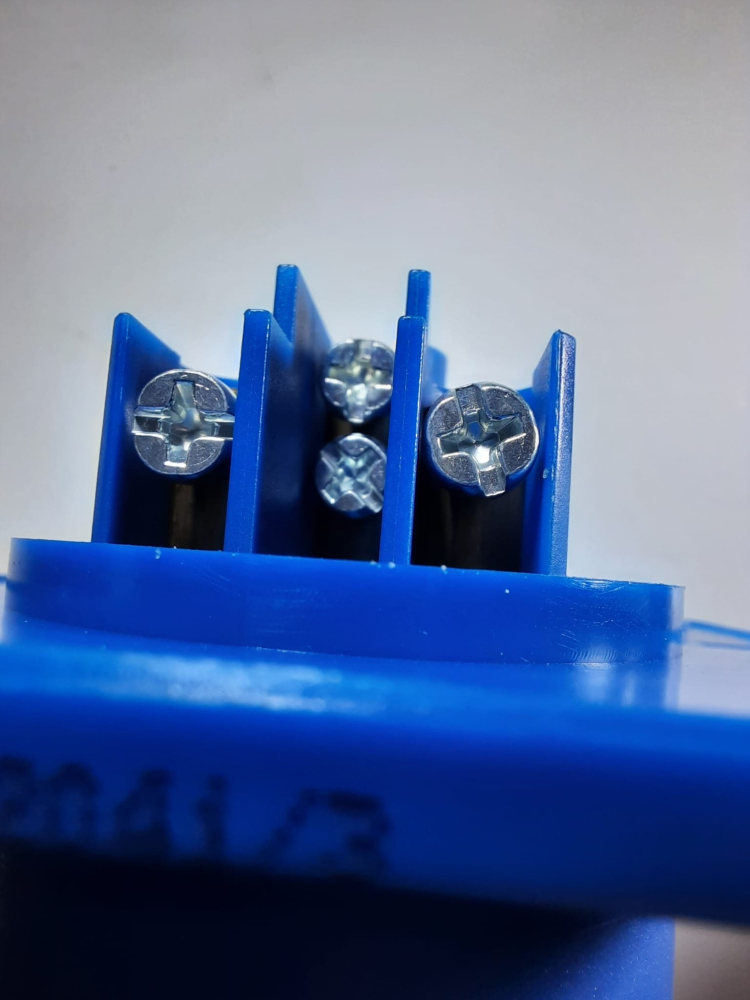 Priza industriala monofazica incastrabila 3 poli 16A 6h 220-250V 50-60Hz IP44 [7]