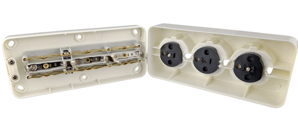 Priza tripla alba aplicata 16A cu CP si protectie copii IP20 150x65mm [9]