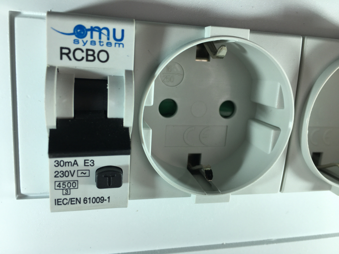 Prize aplicate schuko cu protectie copii si doua sigurante cu protectie diferentiala RCBO 16A 30mA IP20 [3]