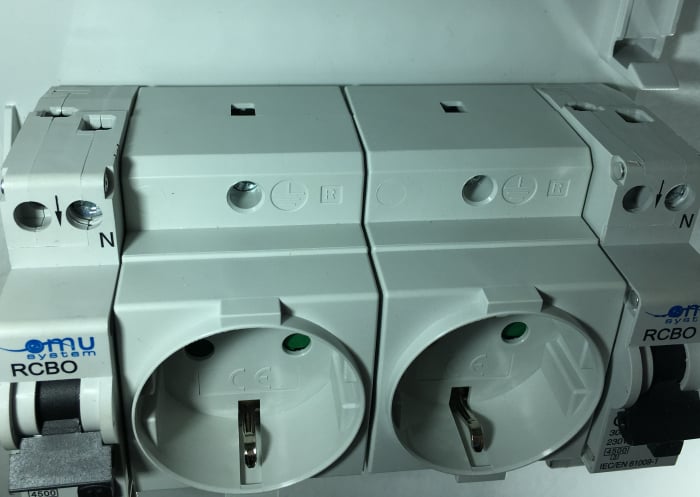 Prize aplicate schuko cu protectie copii si doua sigurante cu protectie diferentiala RCBO 16A 30mA IP20 [5]