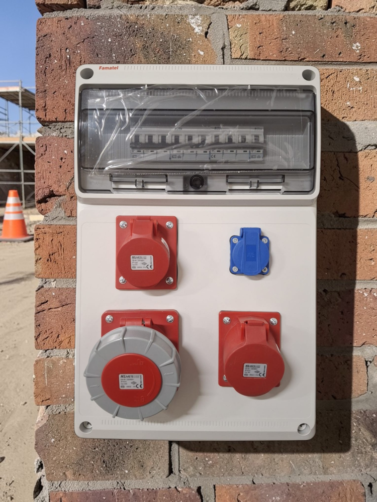 Tablou electric de distributie echipat cu 3 prize, 5 poli 16A(1 buc), 5 poli 32A (1 buc), 5 poli 63A ( 1 buc) si o priza monofazica schuko si sigurante plastic, precablat IP44 [7]