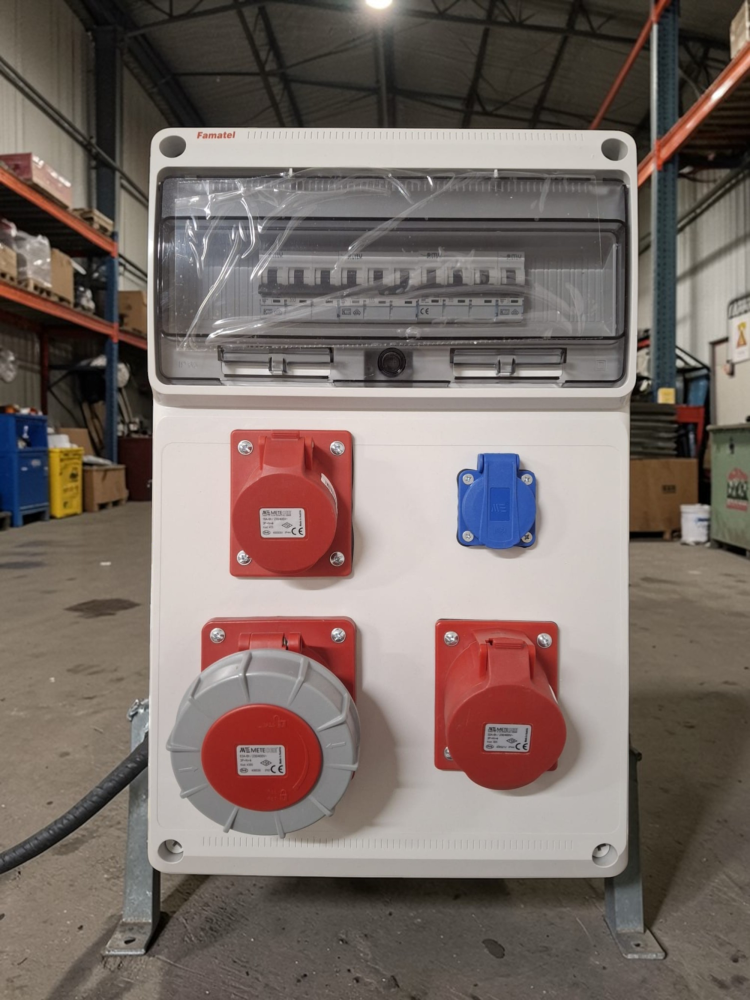 Tablou electric de distributie echipat cu 3 prize, 5 poli 16A(1 buc), 5 poli 32A (1 buc), 5 poli 63A ( 1 buc) si o priza monofazica schuko si sigurante plastic, precablat IP44 [6]