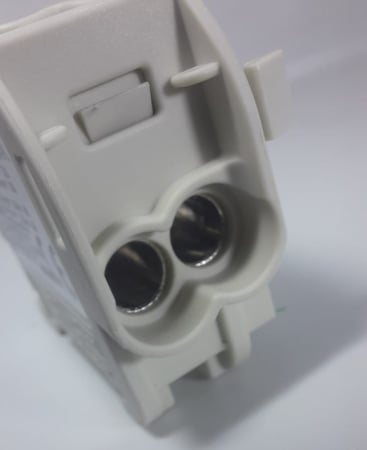 Clemă de distribuție - derivație gri Cu-Al 152A / 101A pe șină DIN 1 pol 2 intrări / borne (16+25mm²) si 2 ieșiri (16+25mm²) 1000V AC/DC [6]