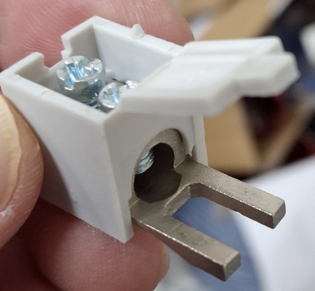 Clema terminala de conexiune cu prindere tip furca 6 -25mm² 63A cu capac pentru protectie la atingere directa [3]