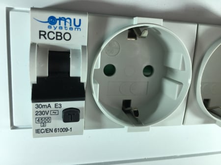 Prize aplicate schuko cu protectie copii si doua sigurante cu protectie diferentiala RCBO 16A 30mA IP20 [2]