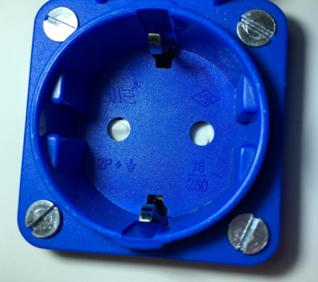 Tablou electric echipat cu o priza trifazica 32A 3P+N+E (legaturi cu MYF / H07V-K 4mm² ), 2 prize monofazice schuko 16A (legaturi cu MYF / H07V-K 2.5mm² ) precablat, cu sigurante Schneider IP44 [7]