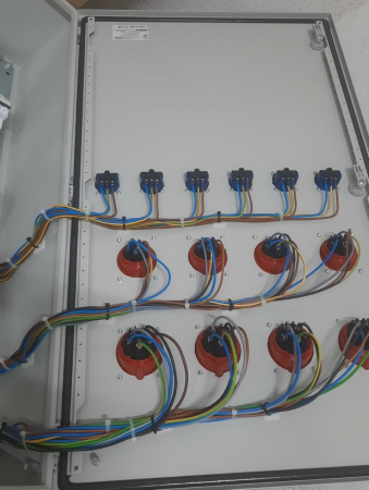 Tablou metalic echipat 1000x600x250mm cu 4 prize trifazice 5 poli 3P+N+E 32A, 4 prize trifazice 5 poli 3P+N+E 16A si 6 prize monofazice schuko 16A cu aparataj Schneider pentru distributie, organizare [3]