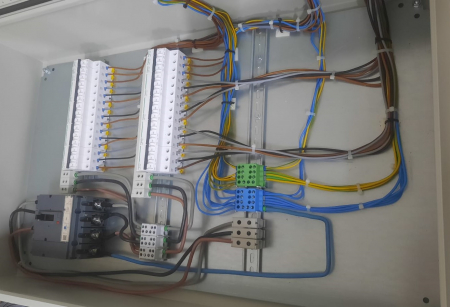 Tablou metalic echipat 1000x600x250mm cu 4 prize trifazice 5 poli 3P+N+E 32A, 4 prize trifazice 5 poli 3P+N+E 16A si 6 prize monofazice schuko 16A cu aparataj Schneider pentru distributie, organizare [2]