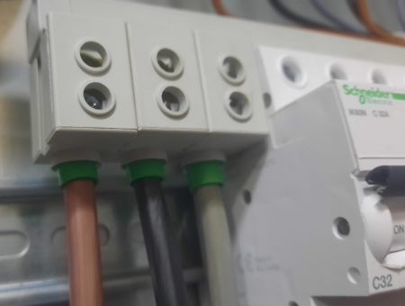 Tablou metalic echipat 1000x600x250mm cu 4 prize trifazice 5 poli 3P+N+E 32A, 4 prize trifazice 5 poli 3P+N+E 16A si 6 prize monofazice schuko 16A cu aparataj Schneider pentru distributie, organizare [4]