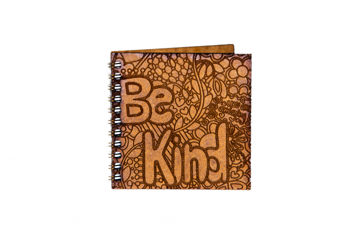 Agenda 10x10 personalizata din lemn cu mesaj : Be kind! [1]