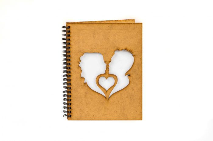 Agenda A5 personalizata din lemn cu doi indragostiti [2]