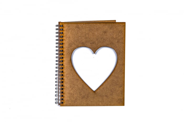 Agenda A5 personalizata din lemn cu Inima Decupata [2]