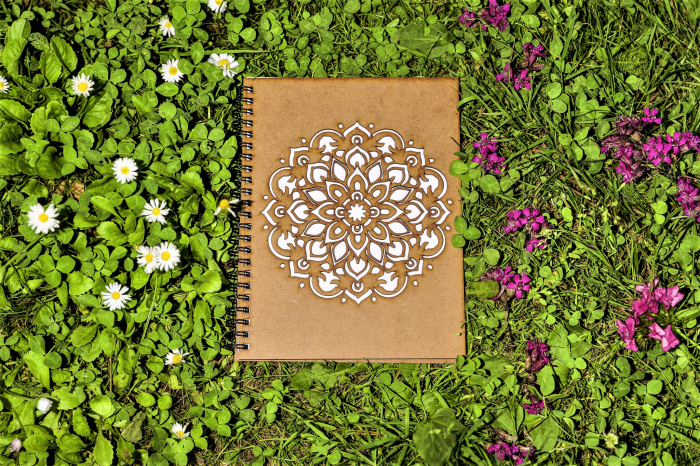Agenda A5 personalizata din lemn cu mandala tip floare [2]