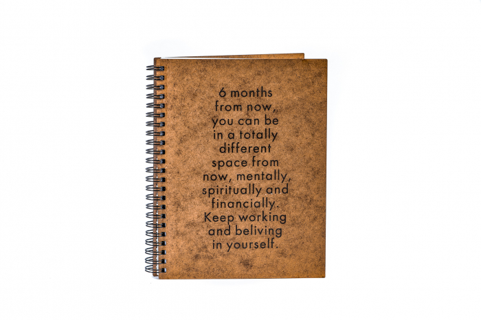 Agenda A5 personalizata din lemn cu mesaj- Peste 6 luni [2]