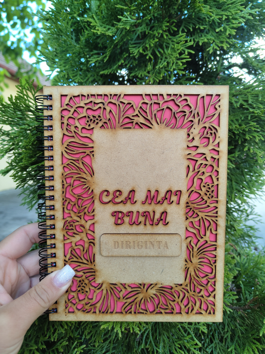 Agenda A5 personalizata din lemn cu mesaj "Cea mai buna diriginta" cu hartie colorata si model floral [2]