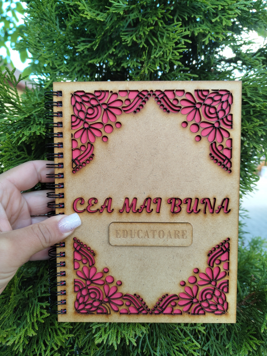 Agenda A5 personalizata din lemn cu mesaj "Cea mai buna educatoare" cu hartie colorata [2]