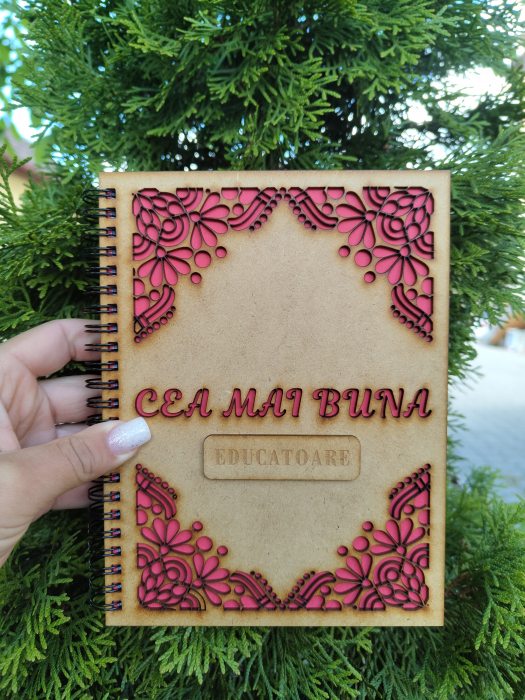 Agenda A5 personalizata din lemn cu mesaj "Cea mai buna educatoare" cu hartie colorata [3]