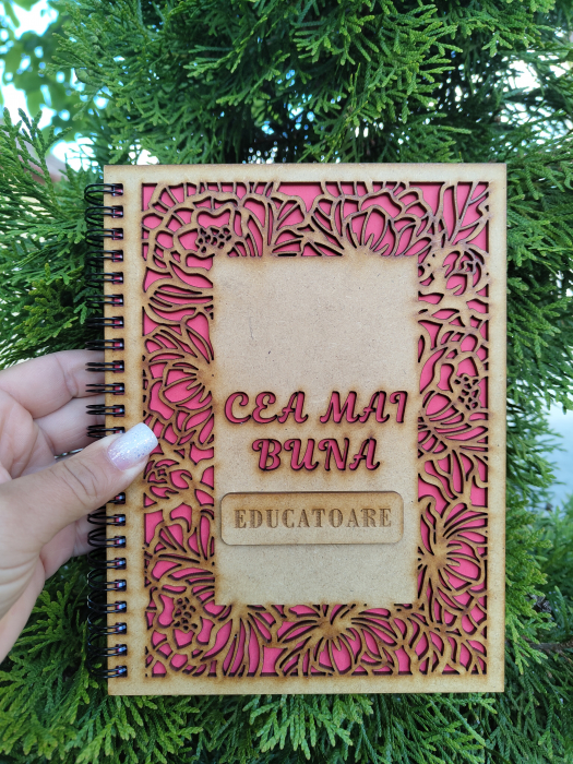 Agenda A5 personalizata din lemn cu mesaj "Cea mai buna educatoare" cu hartie colorata si model floral [2]