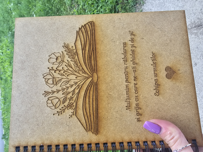 Agenda A5 personalizata din lemn cu mesaj "Cea mai buna educatoare" cu hartie colorata si model floral - Copie [1]