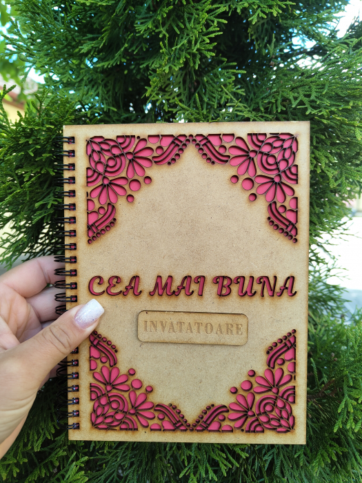 Agenda A5 personalizata din lemn cu mesaj "Cea mai buna invatatoare" cu hartie colorata [2]