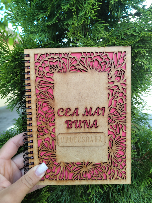 Agenda A5 personalizata din lemn cu mesaj "Cea mai buna profesoara" cu hartie colorata si model floral [2]