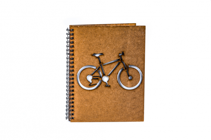 Agenda A5 personalizata din lemn cu o bicicleta [2]