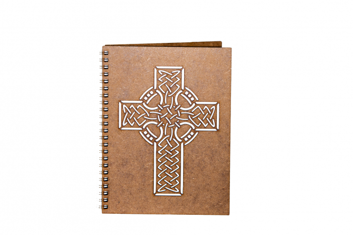 Agenda A5 personalizata din lemn cu o cruce celtica