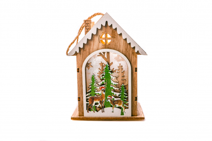 Casuta din lemn care lumineaza cu brazi si reni [4]