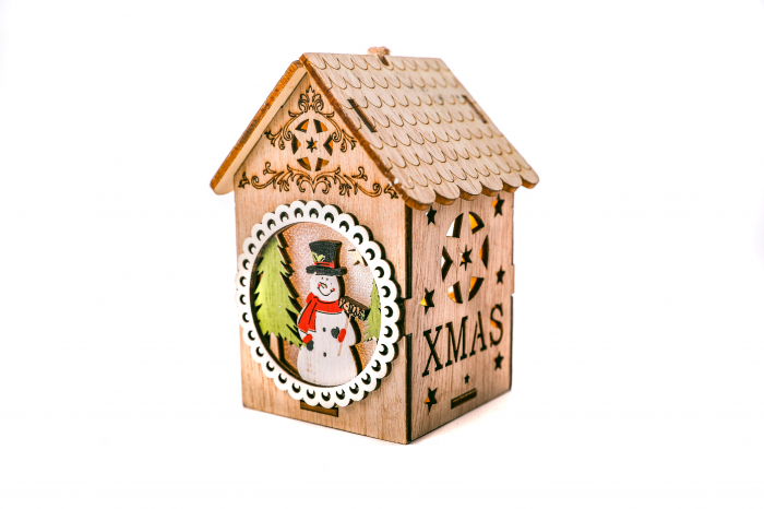 Casuta din lemn care lumineaza cu om de zapada si brazi [2]