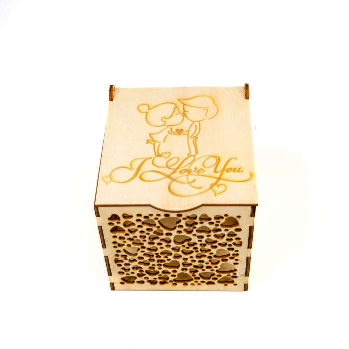 Cutie din lemn cu indragoastiti si inimioare pentru cadouri [4]