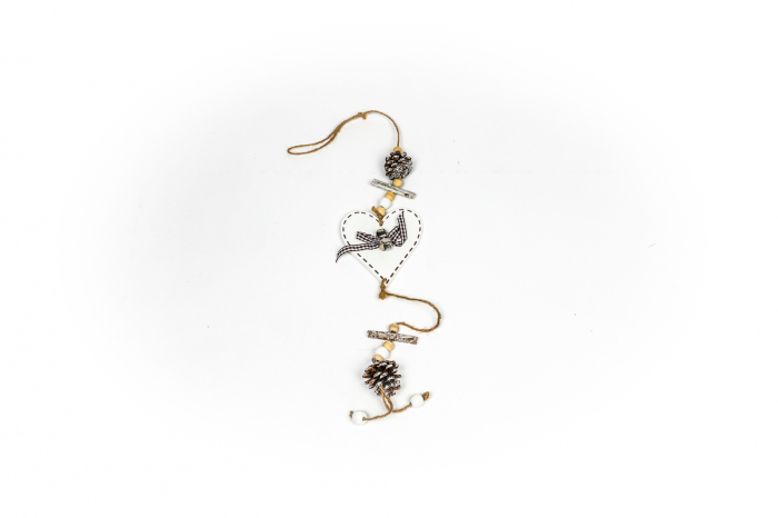 Decoratiune din lemn cu inima alba [4]