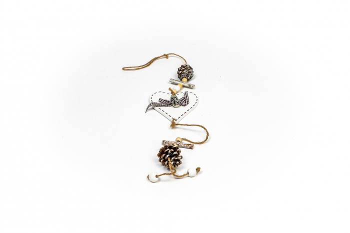 Decoratiune din lemn cu inima alba [3]