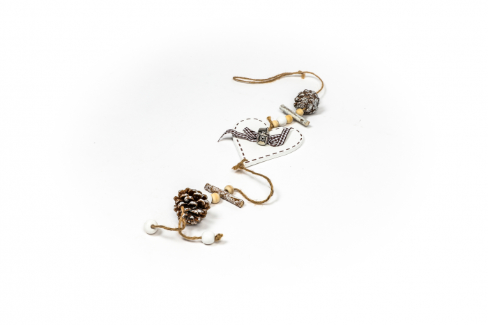 Decoratiune din lemn cu inima alba [2]