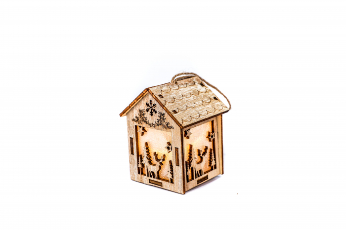 Decoratiune din lemn cu o casuta care lumineaza [3]