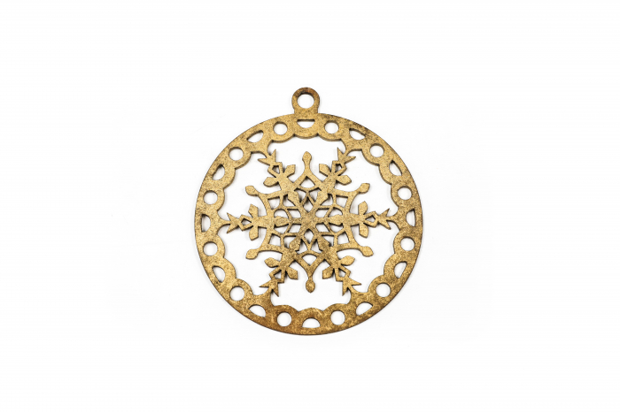 Decoratiune din lemn cu un fulg de nea auriu [2]