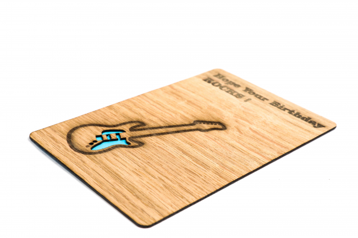 Felicitare  personalizata din lemn cu o chitara [2]