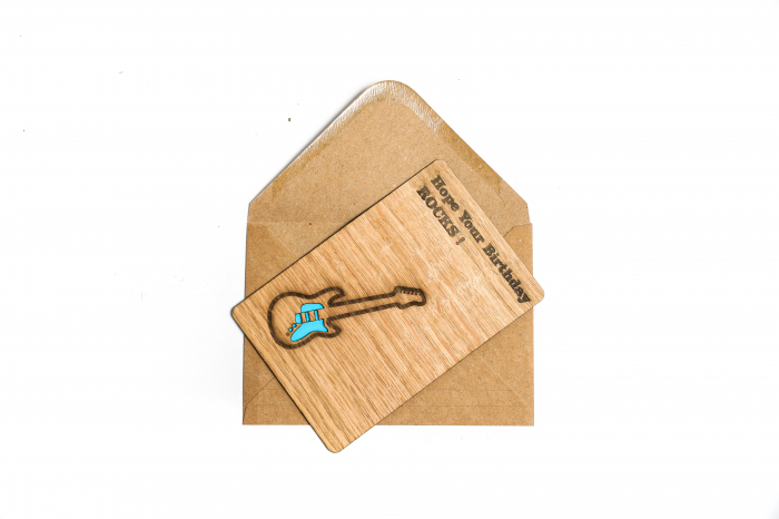 Felicitare  personalizata din lemn cu o chitara [3]