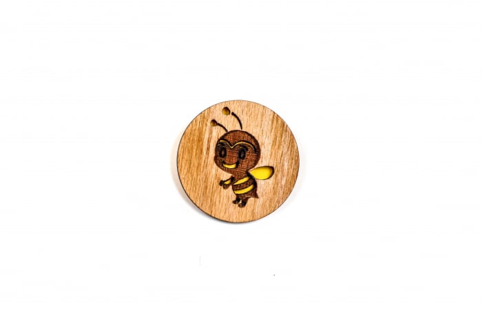 Insigna din lemn cu o albinuta [1]