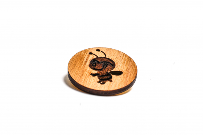 Insigna din lemn cu o albinuta [3]