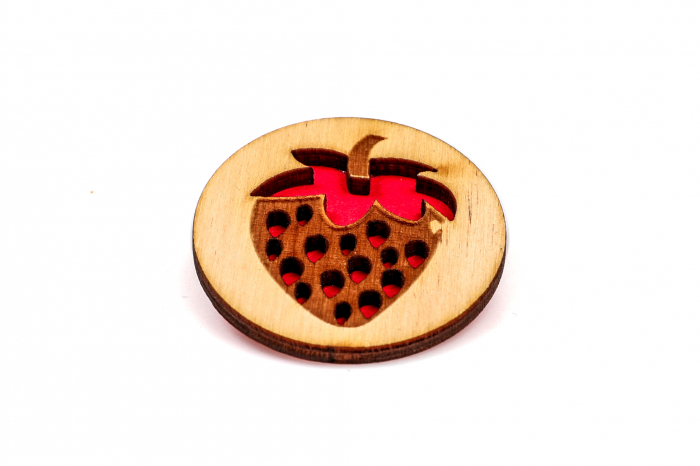 Insigna din lemn cu o capsuna [4]