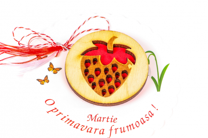 Insigna din lemn cu o capsuna [2]