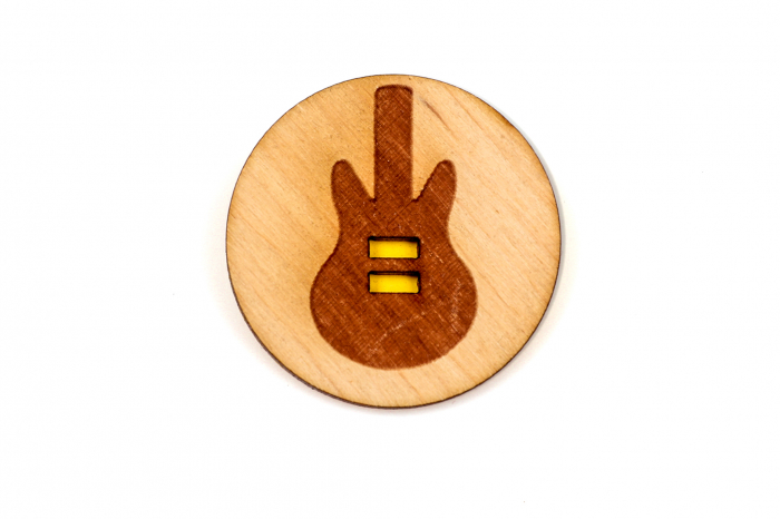 Insigna din lemn cu o chitara [3]