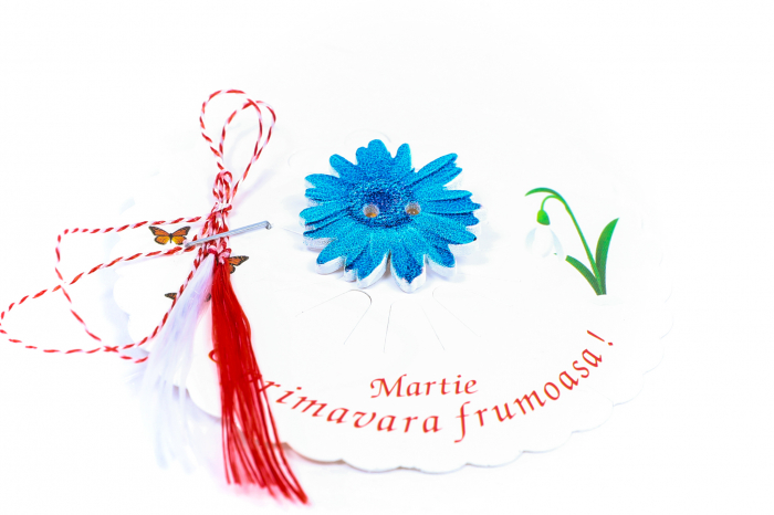 Martisor-brosa cu o margareta albastru deschis [2]