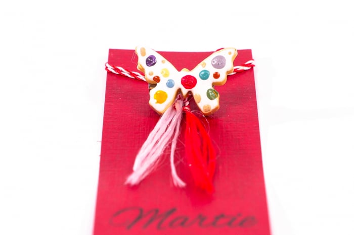 Martisor din ceramica pictat manual cu un fluturas cu buline colorate [2]
